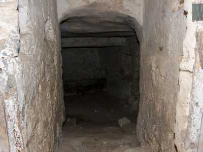 Ci introduciamo nella cavit� sotterranea attraverso un passaggio laterale